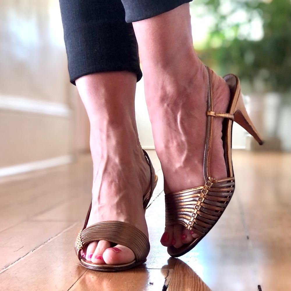 ⭐️ Vintage Gold Heels ⭐️ - Picture 3 of 13